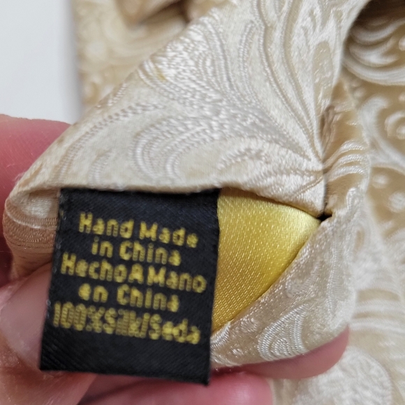 Lot 2 Donald Trump 100% Silk Neckties Red White+Cream Signature Collection Read - Picture 13 of 15